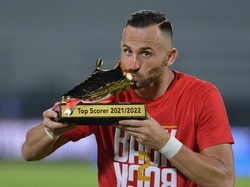 Pesepak bola Bali United Ilija Spasojevic mencium piala pencetak gol terbanyak Liga 1 di Stadion Kapten I Wayan Dipta, Gianyar, Bali. Ilija Spasojevic menjadi pencetak gol terbanyak Liga 1 2021/2022 dengan raihan 23 gol.