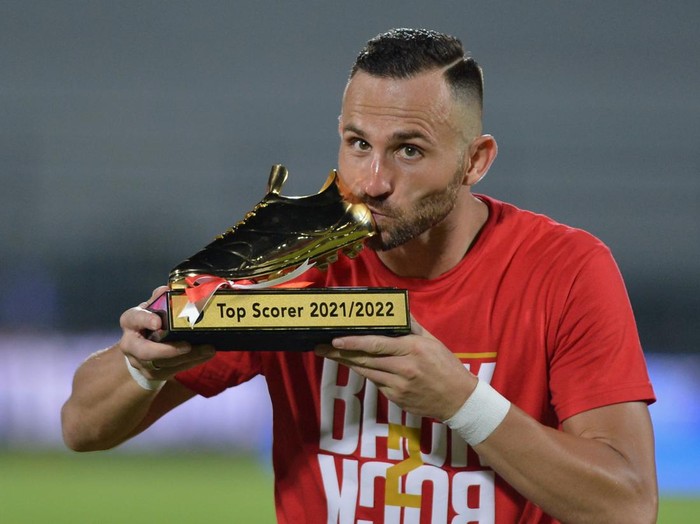Pesepak bola Bali United Eber Bessa (kanan) berebut bola dengan pesepak bola Persik Kediri Taufiq (kiri) saat pertandingan Liga 1 di Stadion Kapten I Wayan Dipta, Gianyar, Bali, Kamis (31/3/2022). ANTARA FOTO/Fikri Yusuf/rwa.