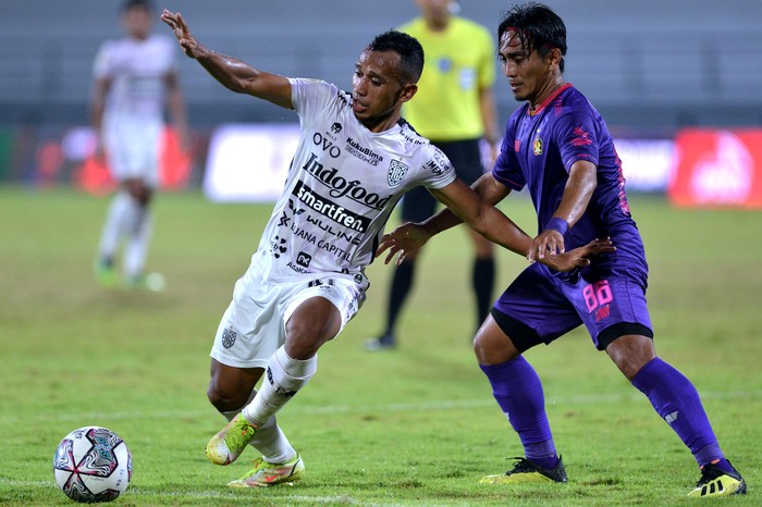 Pesepak bola Bali United Eber Bessa (kanan) berebut bola dengan pesepak bola Persik Kediri Taufiq (kiri) saat pertandingan Liga 1 di Stadion Kapten I Wayan Dipta, Gianyar, Bali, Kamis (31/3/2022). ANTARA FOTO/Fikri Yusuf/rwa.