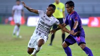 Bertanding di Stadion Kapten I Wayan Dipta, Gianyar, Bali, Kamis (31/3/2022), Bali United mencari penutup musim sempurna, usai sudah menyegel gelar juara Liga 1. Melawan Persik, Ilija Spasojevic dkk tampil apik.