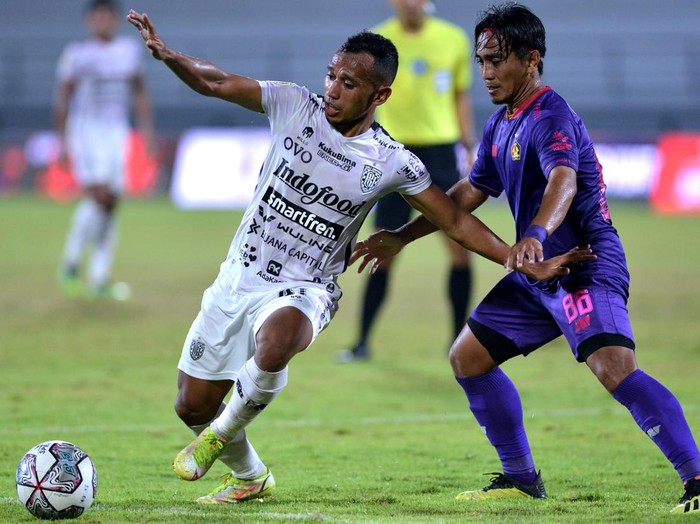 Pesta Juara Bali United Pesepak bola Bali United Eber Bessa (kanan) berebut bola dengan pesepak bola Persik Kediri Taufiq (kiri) saat pertandingan Liga 1 di Stadion Kapten I Wayan Dipta, Gianyar, Bali, Kamis (31/3/2022). ANTARA FOTO/Fikri Yusuf/rwa.