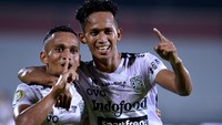 Pesepak bola Bali United Rahmat (kanan) berselebrasi bersama rekan setimnya Irfan Jaya (kiri) usai mencetak gol ke gawang Persik Kediri.