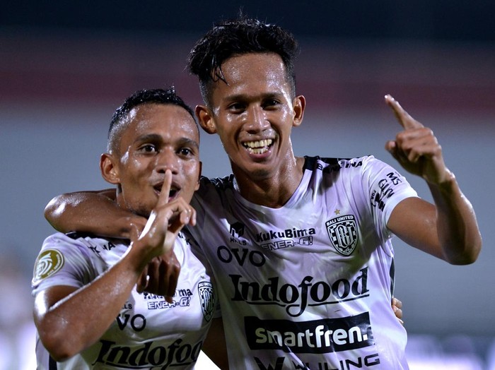 Pesepak bola Bali United Eber Bessa (kanan) berebut bola dengan pesepak bola Persik Kediri Taufiq (kiri) saat pertandingan Liga 1 di Stadion Kapten I Wayan Dipta, Gianyar, Bali, Kamis (31/3/2022). ANTARA FOTO/Fikri Yusuf/rwa.