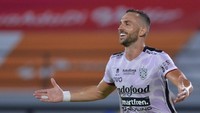 Pesepak bola Bali United Ilija Spasojevic berselebrasi usai mencetak gol ke gawang Persik Kediri.