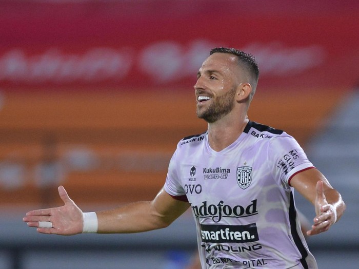 Pesepak bola Bali United Eber Bessa (kanan) berebut bola dengan pesepak bola Persik Kediri Taufiq (kiri) saat pertandingan Liga 1 di Stadion Kapten I Wayan Dipta, Gianyar, Bali, Kamis (31/3/2022). ANTARA FOTO/Fikri Yusuf/rwa.