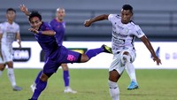 Pesepak bola Bali United Eber Bessa (kanan) berebut bola dengan pesepak bola Persik Kediri Taufiq (kiri).