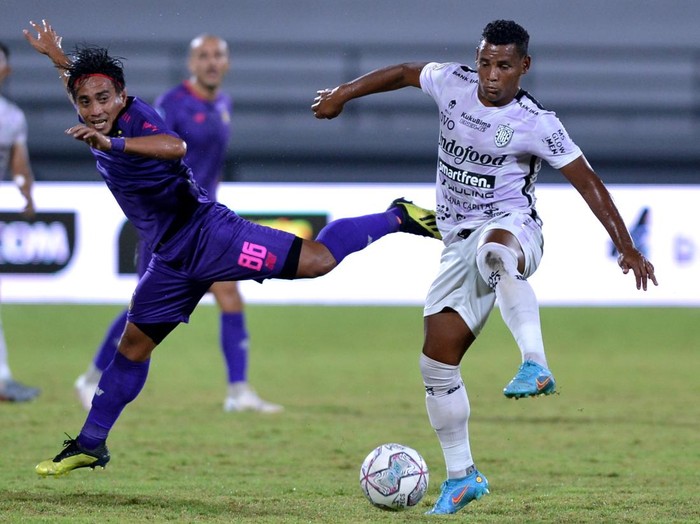 Pesepak bola Bali United Eber Bessa (kanan) berebut bola dengan pesepak bola Persik Kediri Taufiq (kiri) saat pertandingan Liga 1 di Stadion Kapten I Wayan Dipta, Gianyar, Bali, Kamis (31/3/2022). ANTARA FOTO/Fikri Yusuf/rwa.