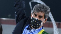 Pelatih Bali United Stefano Cugurra mengangkat Piala Juara Liga 1.