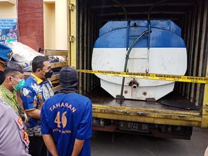 Biang Kerok Penimbun BBM Ditangkap Polda Banten, 4,2 Ton Solar Disita Biang Kerok Penimbun BBM Ditangkap Polda Banten, 4,2 Ton Solar Disita