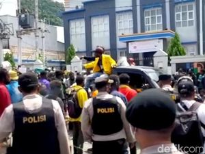 Polisi Cegat Massa Tolak DOB Papua yang Hendak Long March di Jayapura