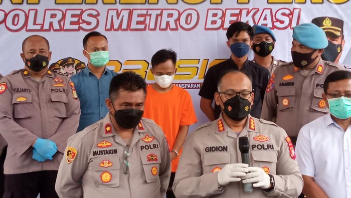 Polisi mengungkap pembunuhan yang mayatnya dibuang ke Kali Ulu, Bekasi Polisi mengungkap pembunuhan yang mayatnya dibuang ke Kali Ulu, Bekasi