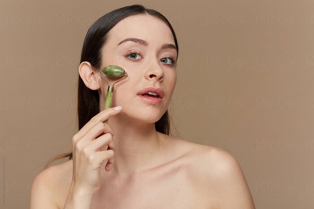 Potret Face Fitness menggukan Face Roll/ Foto: stocksy.com Potret Face Fitness menggukan Face Roll