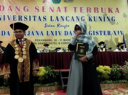 Sedih! Wanita Hadiri Wisuda Ponakan yang Meninggal usai Skripsi di Riau