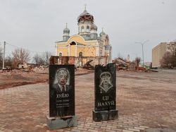 Batu Nisan Bergambar Presiden Putin Muncul di Kota Ini