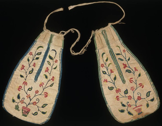 pada abad 17, saku merupakan ornamen terpisah dari pakaian dan ukurannya cenderung besar
