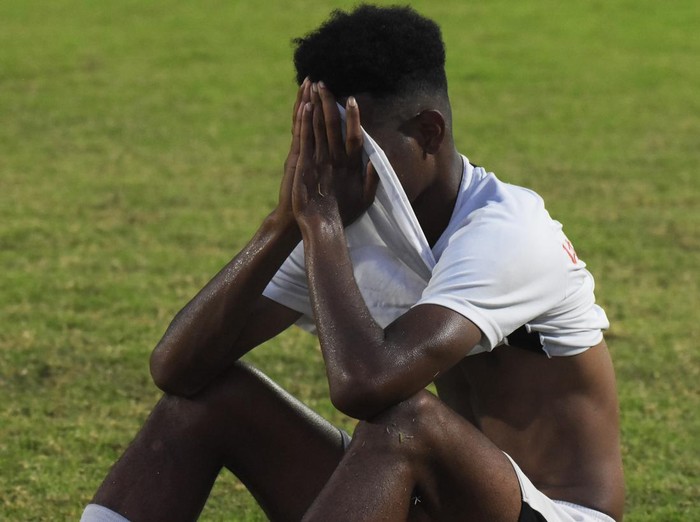 Pesepak bola Persipura Jayapura Ramiro Fergonzi (kanan) berebut bola dengan pesepak bola Persita Obet Choiri (kiri) pada pertandingan Liga 1 di Stadion Kompyang Sujana, Denpasar, Bali, Kamis (31/3/2022). Persipura Jayapura menang atas Persita dengan skor 3-0. ANTARA FOTO/Nyoman Hendra Wibowo/rwa.