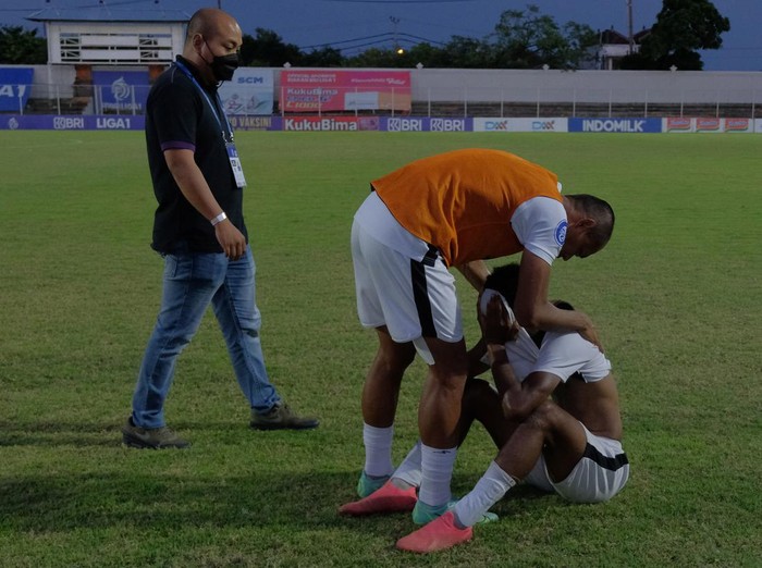 Pesepak bola Persipura Jayapura Ramiro Fergonzi (kanan) berebut bola dengan pesepak bola Persita Obet Choiri (kiri) pada pertandingan Liga 1 di Stadion Kompyang Sujana, Denpasar, Bali, Kamis (31/3/2022). Persipura Jayapura menang atas Persita dengan skor 3-0. ANTARA FOTO/Nyoman Hendra Wibowo/rwa.