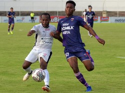 Persipura berada di peringkat 16 klasemen Liga 1 dengan 33 poin, di bawah Barito Putera (35 poin) dan PSS Sleman (36 poin). Posisi itu membuat Persipura harus meraih kemenangan dan berharap rivalnya terpeleset agar bisa bertahan di Liga 1. Skenario kemenangan kemudian bisa diraih Persipura. Melawan Persita Tangerang, Marinus Wanewar dkk menang 3-0.