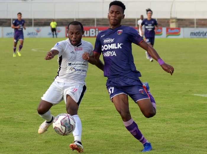 Sedih Persipura Harus Turun Kasta Pesepak bola Persipura Jayapura Ramiro Fergonzi (kanan) berebut bola dengan pesepak bola Persita Obet Choiri (kiri) pada pertandingan Liga 1 di Stadion Kompyang Sujana, Denpasar, Bali, Kamis (31/3/2022). Persipura Jayapura menang atas Persita dengan skor 3-0. ANTARA FOTO/Nyoman Hendra Wibowo/rwa.