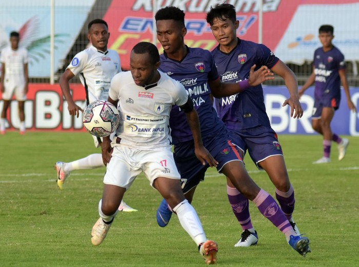 Pesepak bola Persipura Jayapura Ramiro Fergonzi (kanan) berebut bola dengan pesepak bola Persita Obet Choiri (kiri) pada pertandingan Liga 1 di Stadion Kompyang Sujana, Denpasar, Bali, Kamis (31/3/2022). Persipura Jayapura menang atas Persita dengan skor 3-0. ANTARA FOTO/Nyoman Hendra Wibowo/rwa.