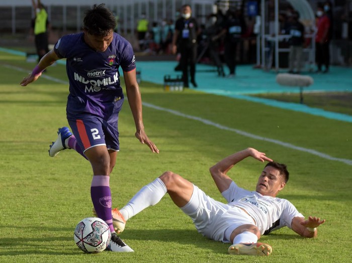 Pesepak bola Persipura Jayapura Ramiro Fergonzi (kanan) berebut bola dengan pesepak bola Persita Obet Choiri (kiri) pada pertandingan Liga 1 di Stadion Kompyang Sujana, Denpasar, Bali, Kamis (31/3/2022). Persipura Jayapura menang atas Persita dengan skor 3-0. ANTARA FOTO/Nyoman Hendra Wibowo/rwa.