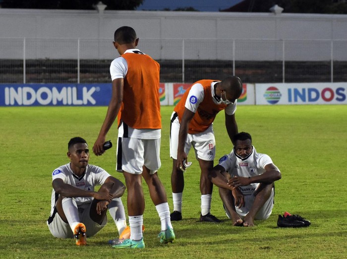 Pesepak bola Persipura Jayapura Ramiro Fergonzi (kanan) berebut bola dengan pesepak bola Persita Obet Choiri (kiri) pada pertandingan Liga 1 di Stadion Kompyang Sujana, Denpasar, Bali, Kamis (31/3/2022). Persipura Jayapura menang atas Persita dengan skor 3-0. ANTARA FOTO/Nyoman Hendra Wibowo/rwa.