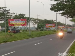 Respons Sandiaga Saat Spanduk Tunda Pemilu Sambut Kedatangannya ke Bangkalan
