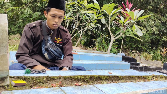 Sejumlah warga Lebak ziarah ke TPU Sirnaraga (Fathul Rizkoh/detikcom) Sejumlah warga Lebak ziarah ke TPU Sirnaraga (Fathul Rizkoh/detikcom)