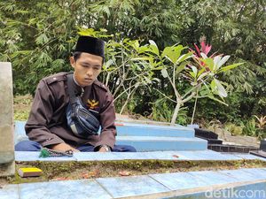 Jelang Ramadan, Sejumlah Warga Lebak Ziarah ke TPU Sirnaraga