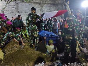 Haru Iringi Pemakaman Sertu Eka yang Dibunuh OTK di Papua