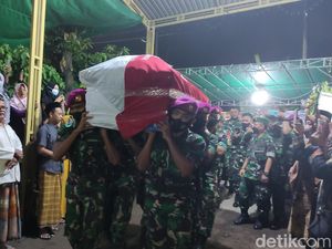 Tiba di Rumah Duka, Jenazah Sertu Eka dan Istri Disambut Isak Tangis Keluarga