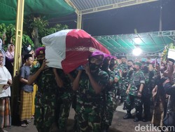 Tiba di Rumah Duka, Jenazah Sertu Eka dan Istri Disambut Isak Tangis Keluarga