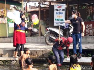 Di Boyolali, Sepasang Superhero Ikut Padusan Bersama Warga