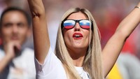 Tak ayal ketika momen Piala Dunia, para suporter wanita datang ke stadion bak fashion show. Mereka menghias diri demi bikin suasana tambah meriah (Getty Images)