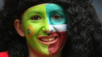 Para suporter wanita yang datang ke stadion untuk menyaksikan laga Piala Dunia memang tampil total. Sampai mukanya penuh cat kayak begini (Getty Images)