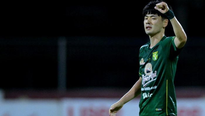 Pesepak bola Persebaya Surabaya Taisei Marukawa berselebrasi usai mencetak gol ke gawang Borneo FC saat pertandingan Liga 1 di Stadion I Gusti Ngurah Rai, Denpasar, Bali, Rabu (30/3/2022). ANTARA FOTO/Fikri Yusuf/aww.