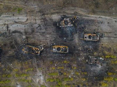 Serangan Balik Ukraina Bikin Tank-tank Rusia Hancur Lebur