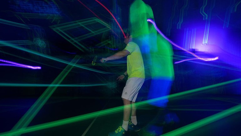 Menanggapi inovasi lapangan bulu tangkis bertemakan Glow in The Dark itu, pelatih bulu tangkis profesional, Lee Yan Sheng mengatakan bahwa bermain di lapangan futuristik menghadirkan tantangan yang tidak biasa bagi para atlet karena mereka harus menyesuaikan mata mereka dengan kegelapan untuk bermain.  