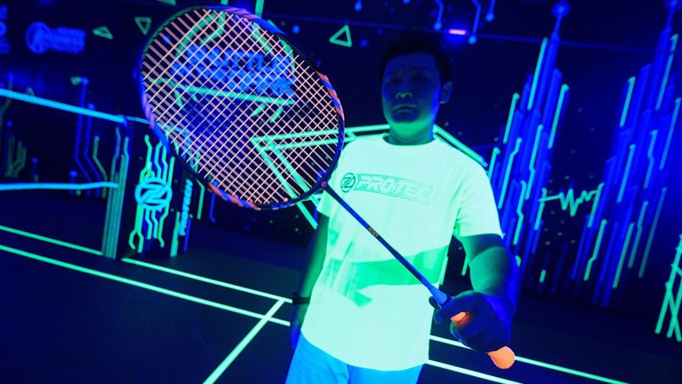 Lapangan tersebut terbuka untuk atlet dari semua tingkatan. Namun pihak Shuttle in the Dark mengenakan biaya RM180 per jam atau sekitar Rp615 ribu per jam untuk menggunakan lapangan Glow in the Dark tersebut dan menyewa peralatan neon.  