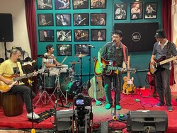 Konser dari The Ayayay Lewat Ada Apa Dunia