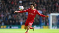 Dilansir dari Mirror, Trent-Alexander Arnold bek sayap kanan jebolan akademi Liverpool selama ini pakai nomor 66. Mungkinkah, Trent berminat pakai nomor 10 dan jadi bek dengan nomor yang unik? (Getty Images)