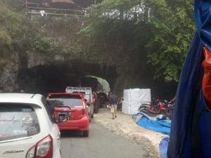 Truk Kontainer Kandas di Terowongan Sumpang Labbu Bone, Jalan Macet 3 Jam
