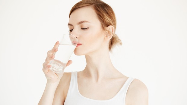 Air putih saja tidak cukup/Foto: Freepik.com/ViDlstudio Air putih saja tidak cukup