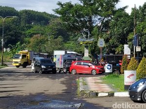 Antrean Isi Pertalite Mengular Sampai ke Jalan di Sukabumi