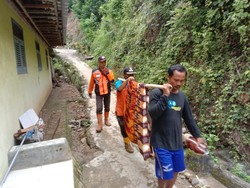 Dramatis! Evakuasi Korban Longsor di Cilacap yang Alami Stroke