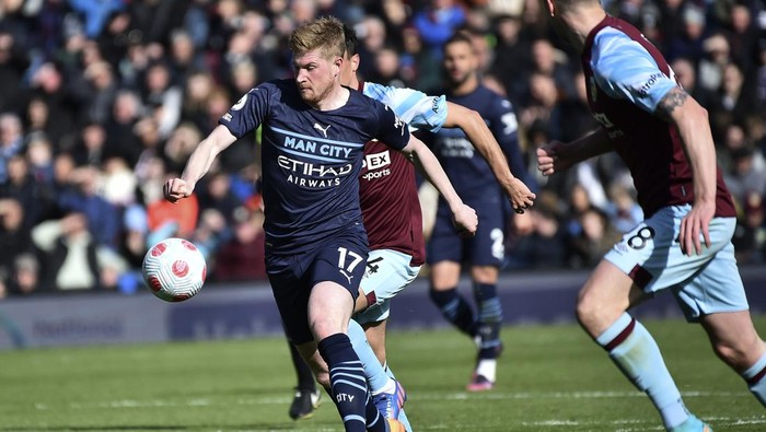 Manchester Citys Kevin De Bruyne runs for the ball during the Premier League soccer match between Burnley and Manchester City at Turf Moor, in Burnley, England, Saturday, April 2, 2022. (AP Photo/Rui Vieira)