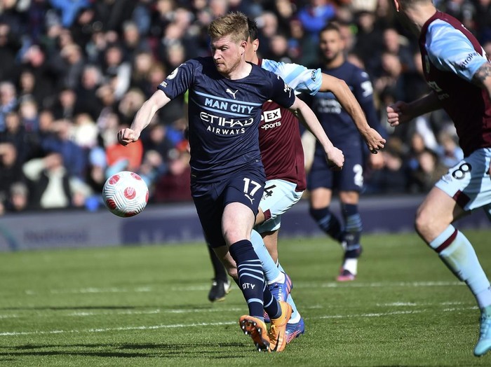 Manchester Citys Kevin De Bruyne runs for the ball during the Premier League soccer match between Burnley and Manchester City at Turf Moor, in Burnley, England, Saturday, April 2, 2022. (AP Photo/Rui Vieira)
