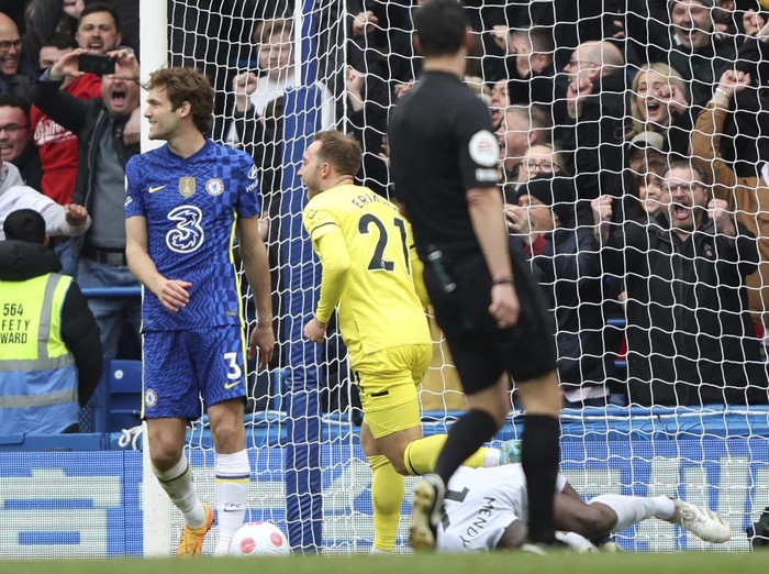 chelsea vs brentford christian eriksen liga inggris premier league Brentford's Christian Eriksen celebrates after scoring his side's second goal during the English Premier League soccer match between Chelsea and Brentford, at the Stamford Bridge stadium in London, Saturday, April 2, 2022. (AP Photo/Ian Walton)
