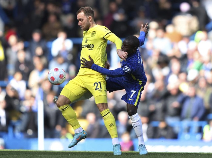 Brentford's Christian Eriksen, left, challenges for the ball with Chelsea's N'Golo Kante during the English Premier League soccer match between Chelsea and Brentford, at the Stamford Bridge stadium in London, Saturday, April 2, 2022. (AP Photo/Ian Walton)