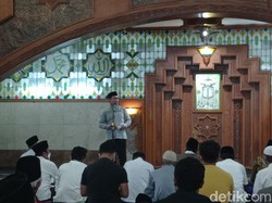 Ridwan Kamil Salat Tarawih Perdana di Masjid Pusdai Jabar